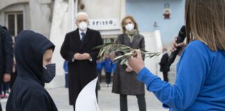 Foto Francesco Ammendola/Ufficio Stampa Quirinale/LaPresse 09-04-2022 Procida - Italia Politica Il Presidente della Repubblica Sergio Mattarella,al borgo della Corricella, incontrano una rappresentanza di alunni ed insegnanti della scuola primaria e secondaria e dell’istituto nautico, in occasione della cerimonia di inaugurazione di Procida, a capitale della cultura 2022