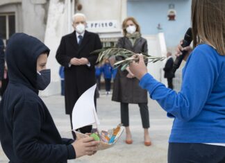 Mattarella a Procida: “In Ucraina è in gioco il destino dell’Europa” Foto Francesco Ammendola/Ufficio Stampa Quirinale/LaPresse 09-04-2022 Procida - Italia Politica Il Presidente della Repubblica Sergio Mattarella,al borgo della Corricella, incontrano una rappresentanza di alunni ed insegnanti della scuola primaria e secondaria e dell’istituto nautico, in occasione della cerimonia di inaugurazione di Procida, a capitale della cultura 2022