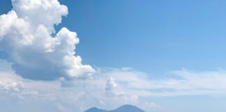 Napoli, una veduta panoramica del Golfo partenopeo con il Vesuvio sullo sfondo (© foto: Janco Juric)
