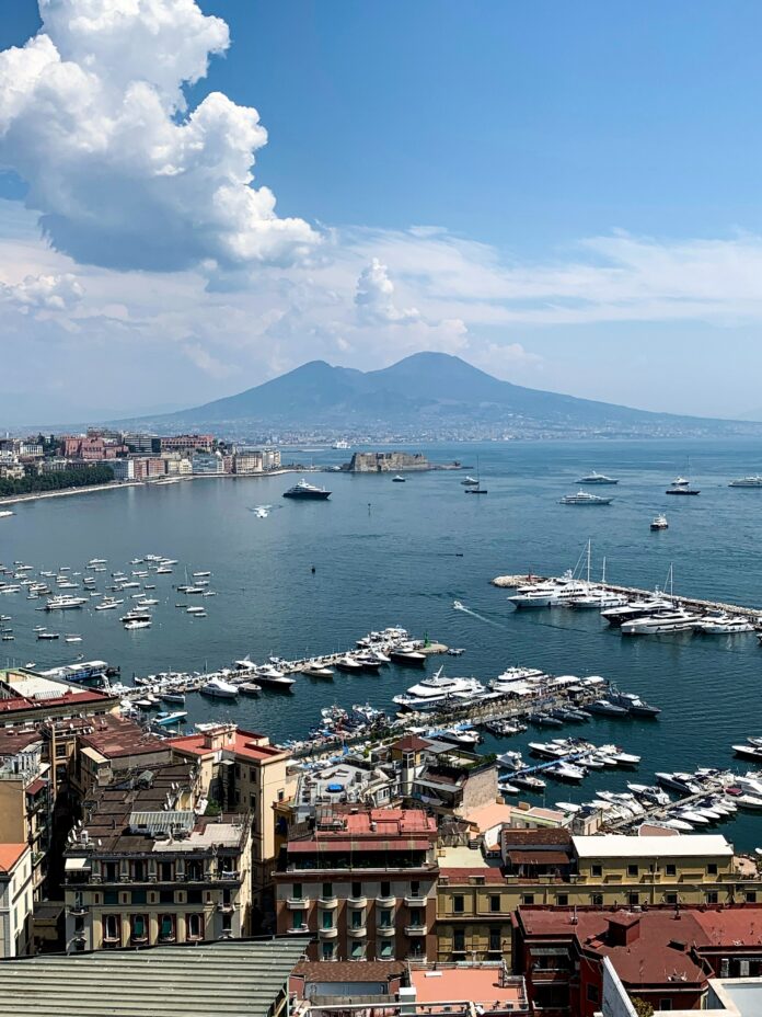 Napoli, una veduta panoramica del Golfo partenopeo con il Vesuvio sullo sfondo (© foto: Janco Juric)