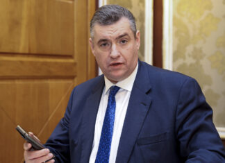 Ucraina, Mosca valuta scambio combattenti Azov con oligarca Medvedchuk e vieta ingresso a Biden