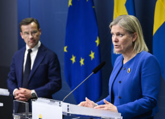 La Svezia vuole la Nato: firmata la domanda di adesione. Peskov: “L’esistenza stessa della Russia è irritante per l’Occidente”