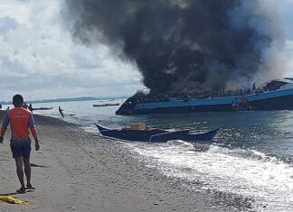 Filippine, traghetto con oltre 130 passeggeri a bordo va a fuoco: 7 morti
