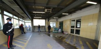 Duplice omicidio di Acerra, lo spazio antistante il pronto soccorso dove uno dei due giovani è stato trasportato dopo la sparatoria