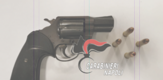 Napoli, in auto con la pistola: arrestato 22enne