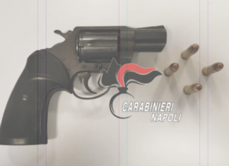 Napoli, in un auto con la pistola: arrestato 22enne Napoli, in auto con la pistola: arrestato 22enne