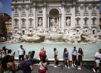 Roma: entra nella Fontana di Trevi, 26enne fermato dalla polizia locale