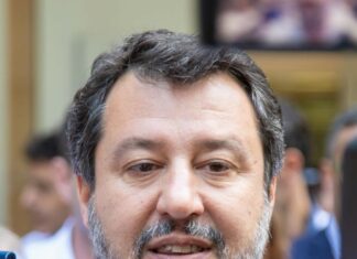 Lampedusa, Salvini all’hotspot: “Spero chiuda presto”