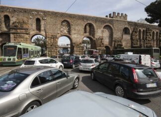 Roma: è caduta una parte dell’arco di Porta Maggiore