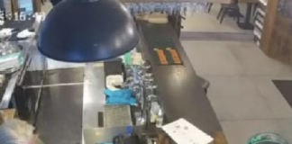 Napoli, rapina nel ristorante: clienti in fuga