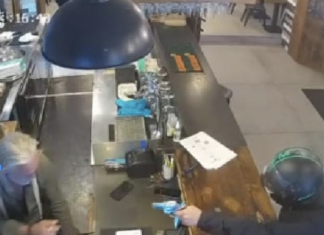 Napoli, rapina armata nel ristorante: clienti in fuga Napoli, rapina nel ristorante: clienti in fuga