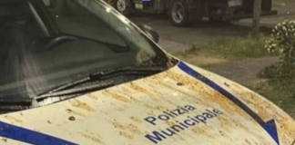 Napoli, controllano una donna: la folla aggredisce i vigili