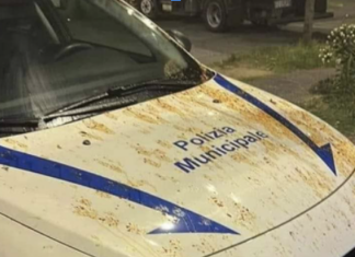 Napoli, controllano una donna: folla aggredisce i vigili Napoli, controllano una donna: la folla aggredisce i vigili