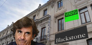 Urbano Cairo, sullo sfondo la storica sede del corriere della Sera in via solferino, a Milano