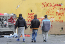 Maddaloni, baby gang tra gli 11 e i 14 anni punta la lama alla gola di un minore per portargli via lo scooter