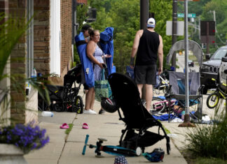 Usa: 6 morti e 30 feriti nella parata del 4 luglio nell’area di Chicago