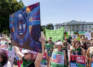 Aborto, non si placano le proteste in Usa: 13enne arrestata in manifestazione