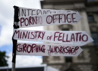 Regno Unito, Johnson in bilico: il Governo in rivolta e raffica di dimissioni