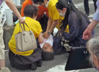 Giappone: il capo della polizia si dimetterà per la sparatoria di Abe