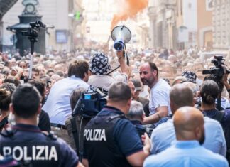 Protesta dei tassisti, petardi e fumogeni contro il Palazzo del Governo