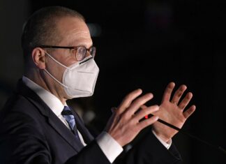 Covid: ricoveri in aumento, intensive occupate al 5%. Ipotesi taglio quarantene