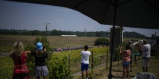 Ciclismo, Tour de France 2022: Tappa 17 Spectators watch the riders pass in the town of Valentine during the seventeenth stage of the Tour de France cycling race over 130 kilometers (80.8 miles) with start in Saint-Gaudens and finish in Peyragudes, France, Wednesday, July 20, 2022. (AP Photo/Daniel Cole)