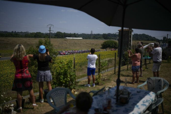 Ciclismo, Tour de France 2022: Tappa 17 Spectators watch the riders pass in the town of Valentine during the seventeenth stage of the Tour de France cycling race over 130 kilometers (80.8 miles) with start in Saint-Gaudens and finish in Peyragudes, France, Wednesday, July 20, 2022. (AP Photo/Daniel Cole)