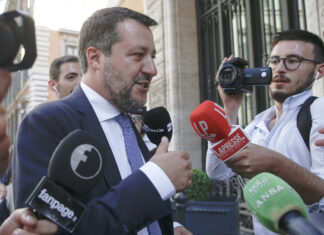 Elezioni, Salvini: “Su flat tax Calenda mente o è disinformato”