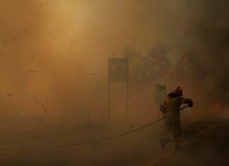 Grecia: incendi in tutto il Paese, fiamme anche vicino sito dell’antica Olimpia