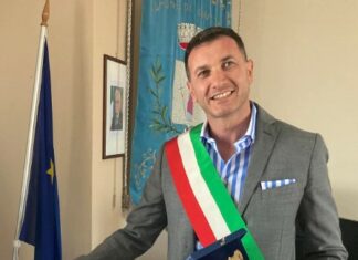 Sindaco minacciato sui social, denunciato 17enne nel Napoletano