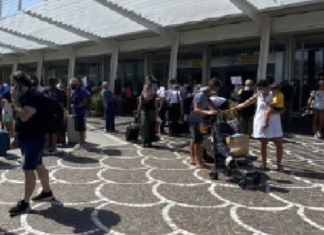 Voli, caos bagagli a Capodichino