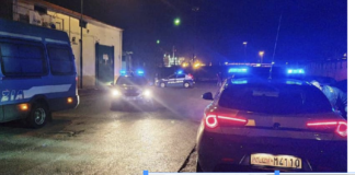 Napoli, due auto incendiate e spari al Caravita