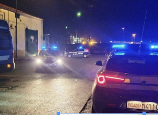 Napoli, due auto bruciate e spari al Caravita Napoli, due auto incendiate e spari al Caravita