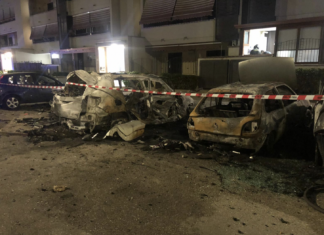 Inferno Ponticelli, a fuoco altre auto nella notte Inferno Ponticelli, incendiate altre auto