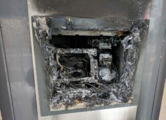 La moglie gli toglie i soldi per le scommesse, dà a fuoco lo sportello bancomat