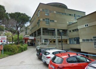 Estrae un coltello per saltare il turno al Pronto soccorso, caos nel Napoletano
