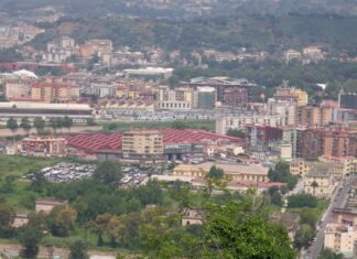 Napoli, ferisce un commerciante con un frammento di vetro: arrestato
