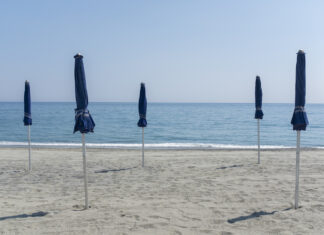 Mare, Codacons: multe per gli ombrelloni in spiaggia? Farle a chi impedisce libero accesso