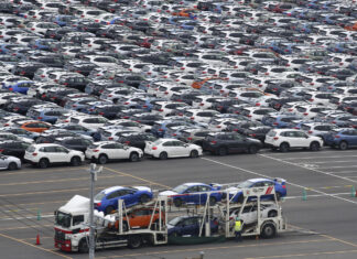 Giappone, bus si schianta e prende fuoco in autostrada: 2 morti e 7 feriti