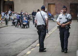 Belgio, furgone contro i tavoli di un bar a Bruxelles: 6 feriti, conducente in fuga
