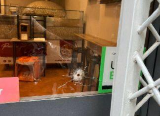 Spari contro una pizzeria, l’ombra del racket a Napoli
