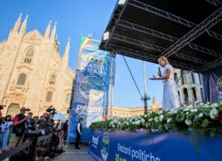 Elezioni, Meloni si prende piazza Duomo a Milano: “Europa preoccupata? E’ finita la pacchia”