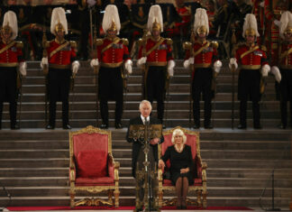Regina Elisabetta, corteo funebre a Edimburgo. Re Carlo: “Seguirò l’esempio di mia madre”
