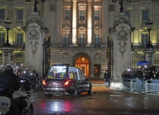 Regina Elisabetta: un uomo corre verso la bara, arrestato a Westminster