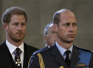 Regina Elisabetta: William e Harry in uniforme per la veglia a Westminster