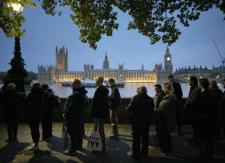 Regina Elisabetta: lunghe code per l’ultimo saluto. Sarà sepolta accanto al principe Filippo