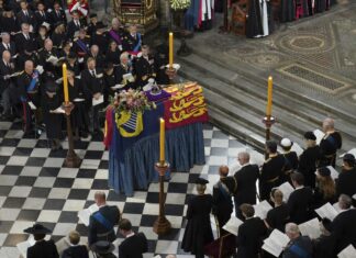 Regina Elisabetta, biglietto di Carlo sulla bara: “In memoria amorevole e devota”