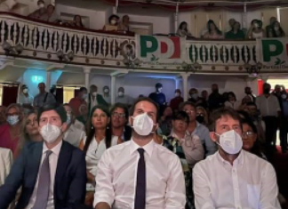 Il Pd debutta a teatro ma senza Letta e i consiglieri regionali Il Pd debutta a teatro ma senza Letta e consiglieri regionali