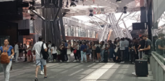 L'inferno della metro di piazza Garibaldi: mezz'ora per acquistare un biglietto