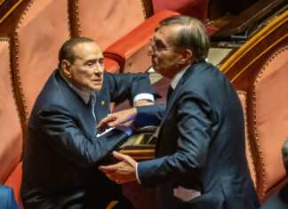 Camere: primo giorno tra look sobrio e stivali infangati. Ma è virale il vaffa del Cav